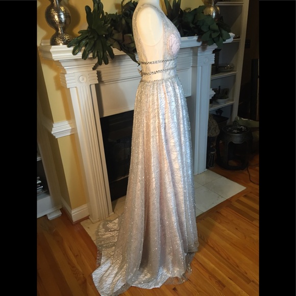STUNNING SILVER/TULLE-PROM/ FORMAL DRESS - Picture 6 of 8
